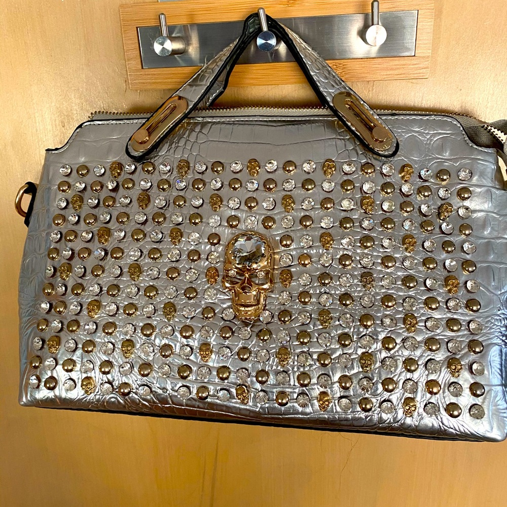 Purse so classy and very unique!